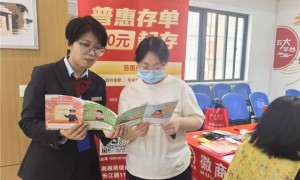 宣传进社区，筑牢反诈防线